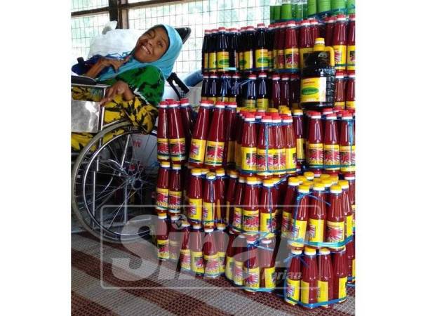 Nursamawati berjaya pasarkan sos cili dan kicap buatan ibunya.