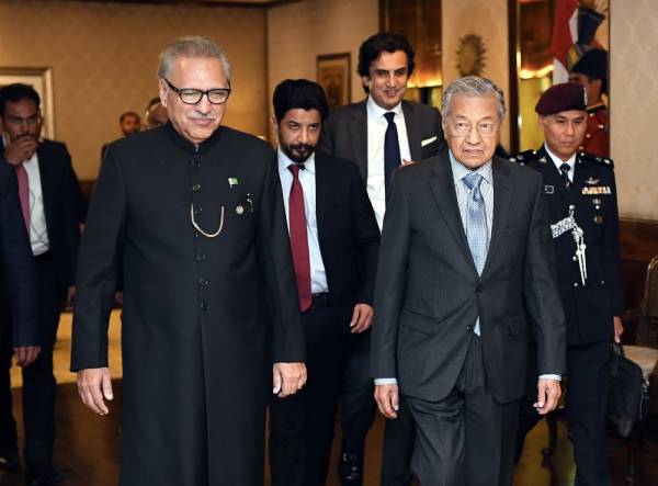 Perdana Menteri Tun Dr Mahathir Mohamad bersama Presiden Pakistan Dr Arif Alivi (kiri) semasa mengadakan kunjungan hormat di Rumah Presiden pada Jumaat. -Foto Bernama
