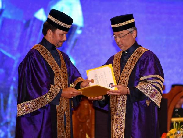 Yang di-Pertuan Agong, Al-Sultan Abdullah Ri'ayatuddin Al-Mustafa Billah Shah (kanan) yang juga Canselor Universiti Teknologi Mara (UiTM) menganugerahkan Ijazah Kehormat Doktor Kepimpinan Islam kepada Sultan Brunei Darussaalam, Sultan Hassanal Bolkiah sempena Istiadat Konvokesyen UiTM Ke-90 di Dewan Agong Tuanku Canselor (DATC) UiTM, hari ini. -Foto Bernama