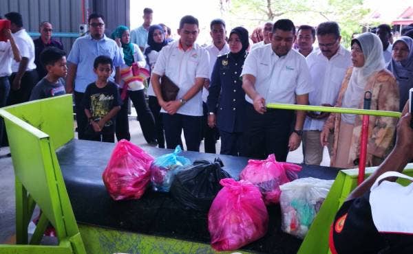 Mhd Saiful Anuar (tiga, kanan) memberi penerangan berkaitan pemprosesan sampah di Pusat Komuniti Lestari kepada Zuraida (kanan).