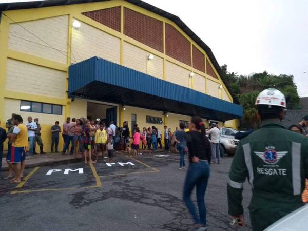 Penduduk berkumpul di sebuah dewan selepas siren dibunyikan.