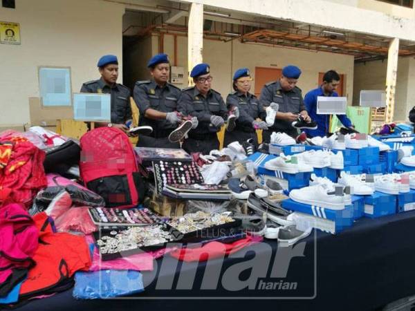 Rosli (tiga, kiri) ketika Majlis Pelupusan Barang Kes di Kompleks Penyimpanan Eksibit KPDNHEP WPKL. 