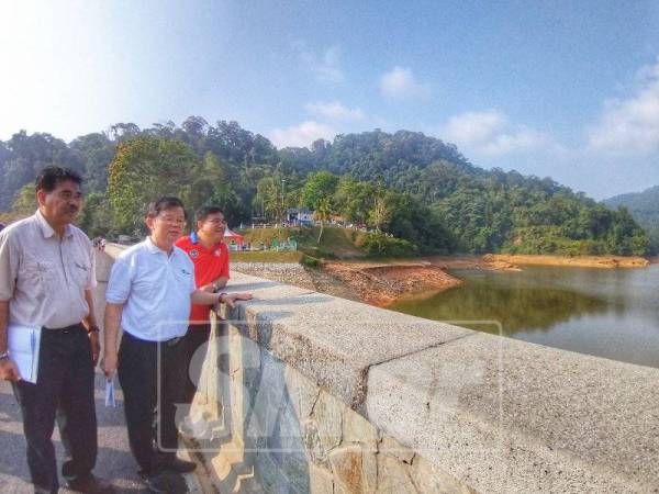 Kon Yeow (tengah) diiringi Jaseni (kiri) meninjau kapasiti air di Empangan Air Itam pagi tadi.