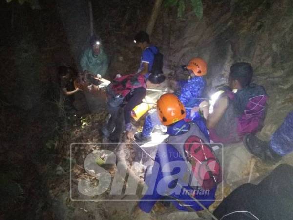 Pasukan penyelamat membawa mangsa turun dari kaki Gunung Ayam, semalam.