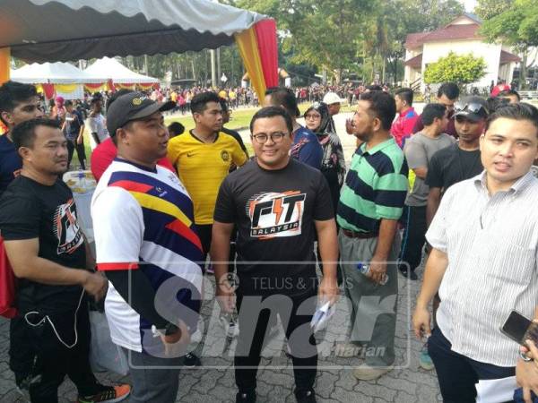 Amirudin beramah mesra bersama peserta dalam program ini.