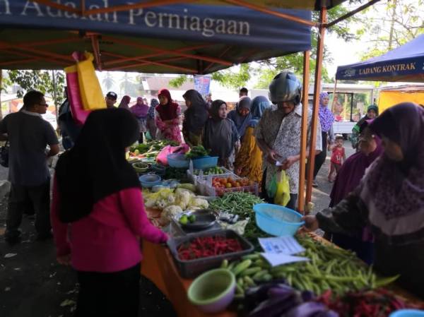  Pengunjung memilih sayuran segar di pasar tani Jenun.