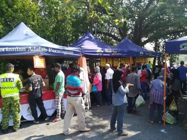 Suasana di pasar tani Jenun dengan kehadiran pengunjung.