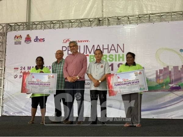 Khalid bersama penghuni PPR yang layak menerima Skim Khidmat Menjelaskan Tunggakan Sewa yang dilantik sebagai pekerja pembersihan kawasan perumahan.