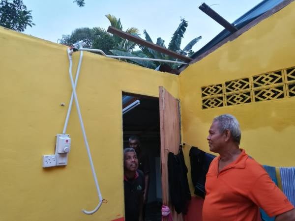 Beginilah keadaan sebuah rumah penduduk.
Adnan menunjukkan alatan elektrik rumahnya yang rosak.
