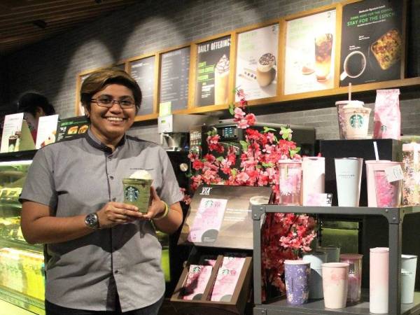 Pengurus Senior Starbucks Malaysia, Zakiah Hanim mempelawa merasai minuman perisa baharu Starbucks 