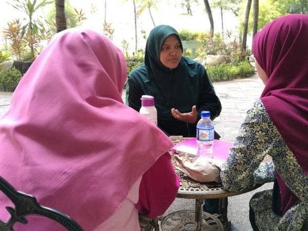 Suraya (tengah) bersama dua gadis dipercayai mangsa sindiket penjualan bayi oleh sebuah rumah jagaan terletak di Selangor.