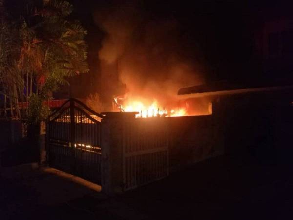 Api marak turut memusnahkan sebuah kereta. - Foto Ihsan Balai Bomba dan Penyelamat Ampang.