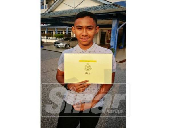 Muhamad Ihsan menerima surat penghargaan sempena Sambutan Hari Polis ke-212 di Ibu Pejabat Polis Daerah Kuala Muda.