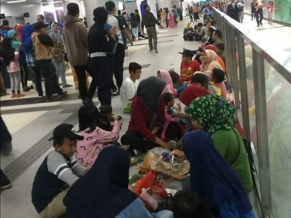 Orang ramai turut berkumpul dan makan beramai-ramai di lantai stesen MRT di Jakarta.