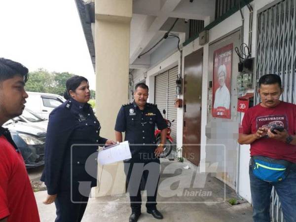 Pegawai polis melakukan siasatan di tempat kejadian.
