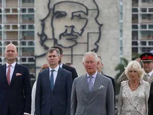 Putera Charles (tengah) menghadiri majlis di Monumen Jose Marti yang berlatarbelakangkan imej hero revolusi, Ernesto 'Che' Guevara di Havana.