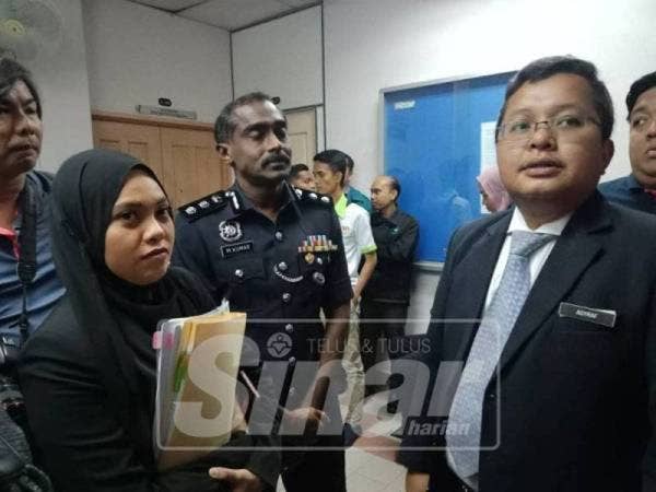 Muhamad Asyraf (kanan) ditemui media, sebentar tadi.