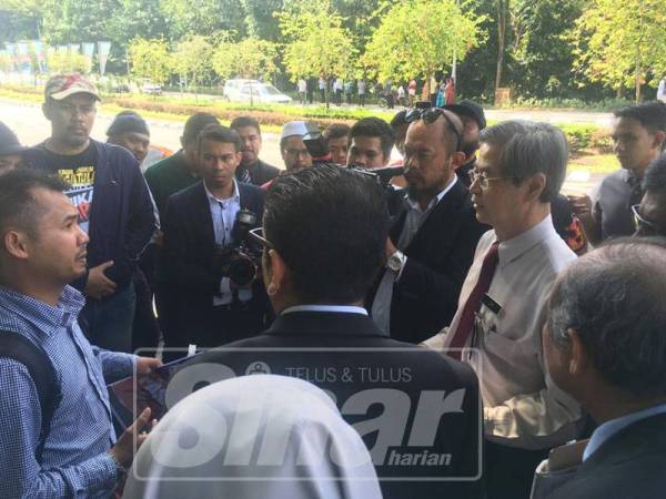 Bekas petugas Channel W menyerahkan memorandum kepada kerajaan.