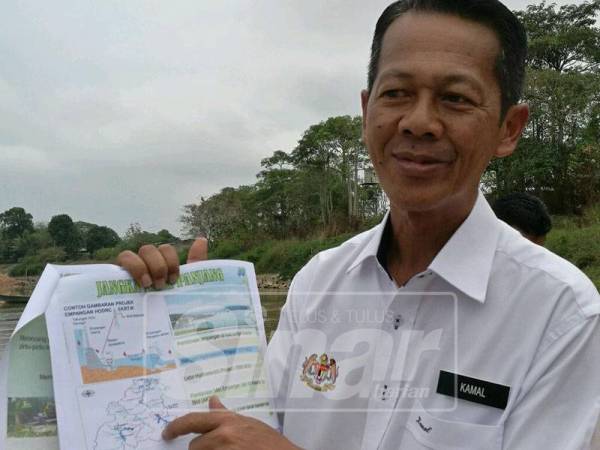 Kamal menunjukkan pelan jangka panjang pembinaan empangan Lebir dan Nenggiri bagi mengatasi masalah kemarau di Kelantan.