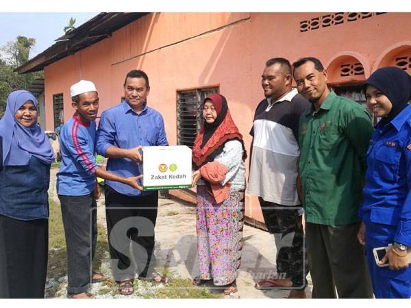 Azizah menerima bantuan daripada Zakat Kedah.