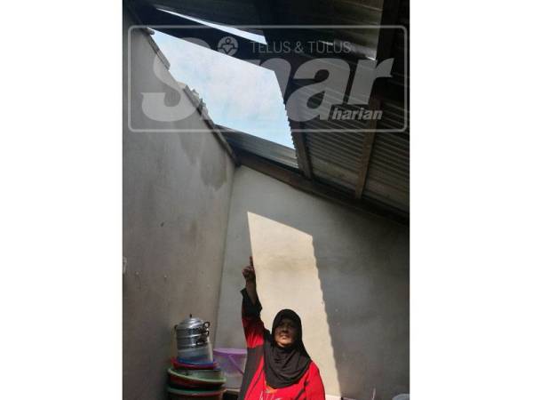 Fazilah menunjukkan bumbung dapurnya yang diterbangkan angin.