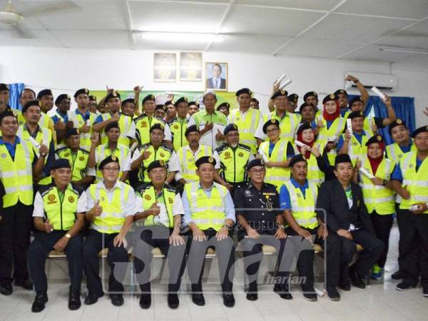 Aminuddin bergambar selepas merasmikan Program Pelancaran dan Pemakaian Pangkat BGD Sukarelawan Skuad 69 Bagi Negeri Sembilan di Balai Raya Taman Desa Rhu, Sikamat.