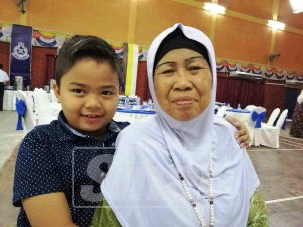 Zaleha bersama cucunya, Muhd Denish Irfan Mustafa Kamal, 9.