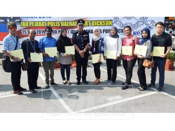Aidi Sham (tengah) bersama pengamal media Negeri Sembilan yang menerima sijil penghargaan semalam.