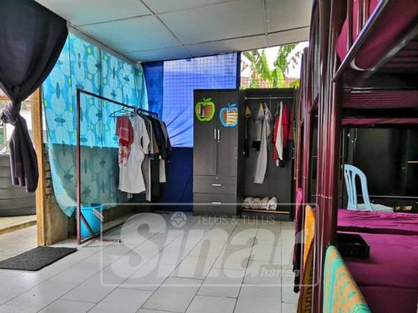 Keadaan asrama yang ditinggal kosong masih kemas.