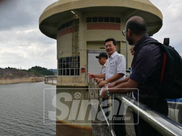 Norol Azali (dua kiri) meninjau keadaan Empangan Chereh ketika lawatannya di empangan tersebut di sini.