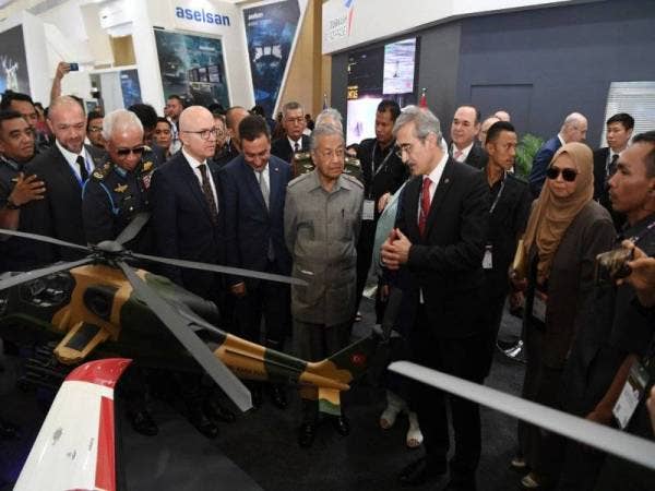 Perdana Menteri Tun Dr Mahathir Mohamad mendengar penerangan ketika melawat pameran selepas merasmikan pembukaan Pameran Aeroangkasa dan Maritim Antarabangsa Langkawi 2019 (LIMA‘19) edisi ke-15 di Pusat Pameran Antarabangsa Mahsuri (MIEC) hari ini. -Foto Bernama