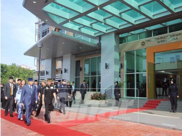 Sultan Selangor, Sultan Sharafuddin Idris Shah bersama Tengku Permaisuri Selangor, Tengku Permaisuri Norashikin dan Raja Muda Selangor, Tengku Amir Shah tiba di Kompleks SPRM Selangor pada majlis perasmian Kompleks SPRM Selangor. -Foto Sinar Harian/ROSLI TALIB 