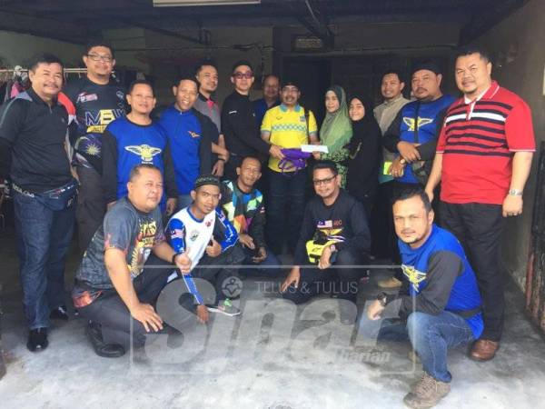 Ahli kelab DG Bikers bersama guru sekolah hadir menyerahkan sumbangan kepada Siti Hajar.