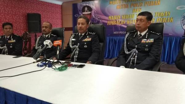 Zamri (dua, kanan) pada sidang media bersama Razarudin (dua, kiri) dan Hong Shuan (kanan).