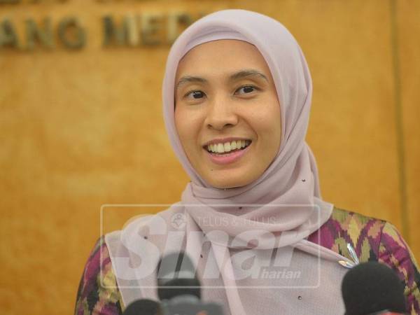 Ahli Parlimen Permatang Pauh, Nurul Izzah Anwar bercakap pada media di Parlimen hari ini. - Foto: SHARIFUDIN ABDUL RAHIM