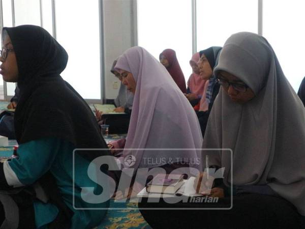 Para peserta khusyuk mendengar penjelasan yang disampaikan.