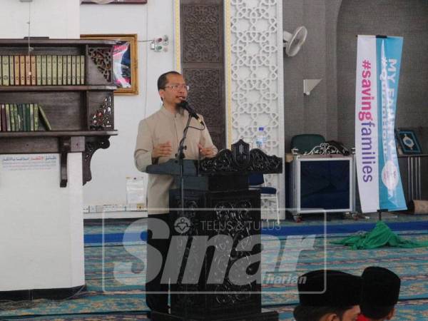 Fazrul menyampaikan terjemahan surah al-Kahfi kepada peserta yang hadir.