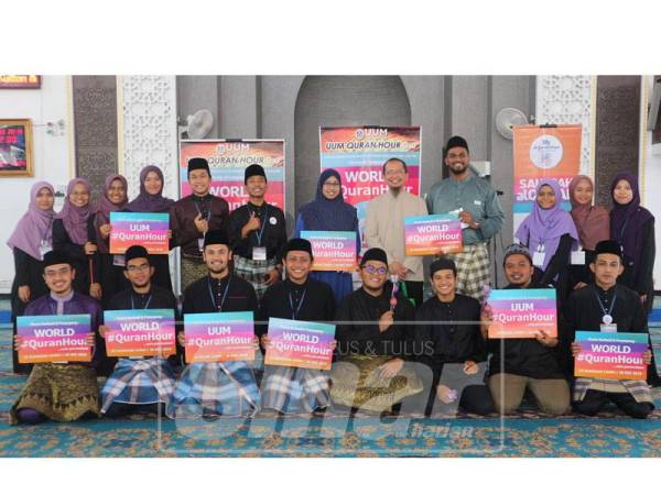 Fazrul (berdiri lima kanan) bergambar bersama sekretariat program.