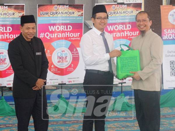 Hendrik (dua kanan) menyampaikan cenderahati kepada Fazrul