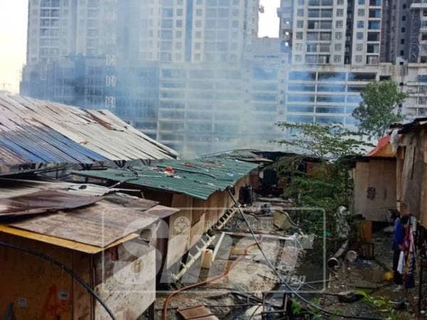Keadaan rumah kongsi yang musnah dalam kebakaran berlaku petang tadi