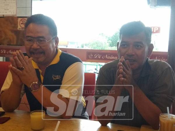 Mohd Tarmizhi (kiri) ketika sidang media mengenai pertemuan dengan Menteri Besar Perak, hari ini.