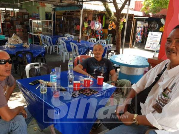 ZULKIFLI (KIRI) bersama pengusaha-pengusaha bot pelancong di Jeti Kuala Besut 