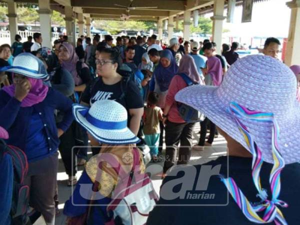 Pelancong tempatan mengambil kesempatan cuti persekolahan minggu ini untuk ke Pulau Perhentian 