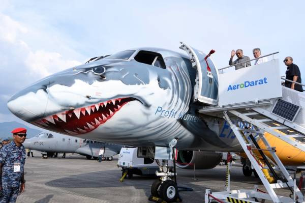 Perdana Menteri Tun Dr Mahathir Mohamad (tiga, kanan) ketika melawat pesawat E-190 EZ Embraer pada perasmian Pameran Aeroangkasa dan Maritim Antarabangsa Langkawi 2019 (LIMA'19) edisi ke-15 di Pusat Pameran Antarabangsa Mahsuri (MIEC) hari ini. -Foto Bernama