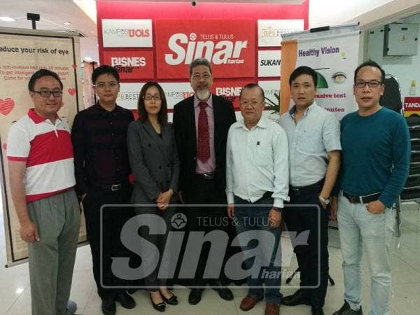 You Chai (empat,kanan) bersama pasukannya terlibat secara langsung dalam teknologi terkini yang diperkenalkan dan dibawa dalam program ini.