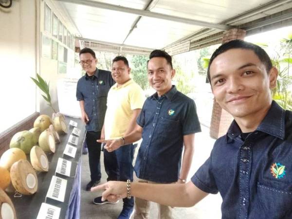 Mohamad Zulfahmi (kanan) ketika bersama lawatan Exco Persatuan Usahawan Agro di Bagan Datuk, Perak.