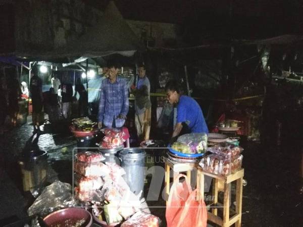 Peniaga yang terlibat memilih barangan yang masih elok.
