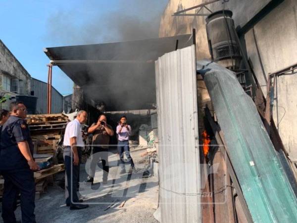 Kilang plastik didapati memproses bahan tanpa lesen ketika operasi dijalankan MPK hari ini.