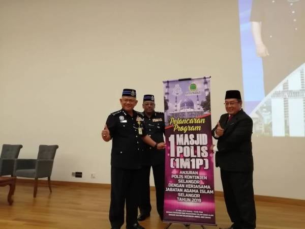 Noor Azam (kiri) dan Haris menyempurnakan pelancaran 1M1P sambil disaksikan Kumaran.