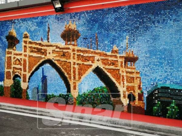 Mural 3D yang dihasilkan menggunakan 20,160 penutup botol dan 64 tona warna. 